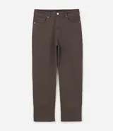Pantalón de sarga de algodón con acabado vintage, corte recto y ajuste cómodo. Presenta cierre frontal con botón y cremallera, pasadores para cinturón y bolsillos funcionales en la parte delantera y trasera.