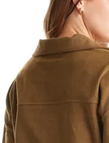 Buzo de punto suave marca Cyrus, color blanco, con cuello solapa y escote en V. Presenta diseño de hombros caídos, mangas 3/4 con puños largos de tejido rib al tono y corte holgado con tajos laterales en el ruedo.