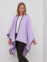 Ruana de tejido suave color azul oscuro, con vivos de ecocuero negro en los bordes.