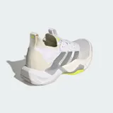Championes de entrenamiento Adidas Rapidmove ADV 2, color blanco con detalles en beige y toques de amarillo neón. Presentan un diseño técnico con exterior textil transpirable, tecnología Climacool y mediasuela con amortiguación Lightstrike Pro para mayor retorno de energía.