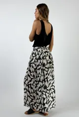 Pantalón palazzo de viscosa con estampado abstracto en blanco y negro.