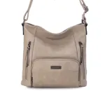 Bandolera morral color beige de símil cuero, con apertura superior con cierre, bolsillos internos, tres bolsillos frontales con cierre metálico y un bolsillo trasero con cierre. Incluye correa larga regulable.
