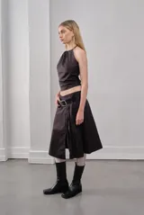 Falda midi marrón de poplin con cinturón negro.