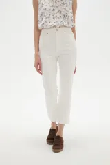 Pantalon jean de corte recto y tiro alto, color negro, con bolsillos laterales y traseros.
