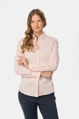 Camisa blanca entallada de manga larga, suave al tacto. Contiene spandex para un mejor calce.