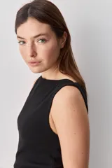 Top de tejido acanalado con cuello bote y calce al cuerpo, color blanco.