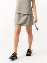 Falda corta cruzada de lino, con diseño envolvente y ajuste lateral, ideal para un estilo fresco y veraniego.