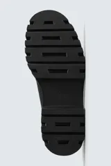 Zapato de cordones estilo trekking para hombre, confeccionado en piel con acabado de serraje color marrón. Presenta enganches metálicos para los cordones, cuello acolchado en color negro y una suela de goma con volumen y efecto moteado.