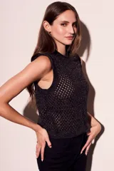 Musculosa negra de algodón con lurex, calada y de corte ajustado.