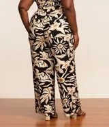 Pantalón de mujer de corte recto confeccionado en crepé de viscosa y poliamida con estampado floral.