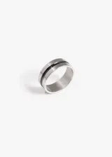 Anillo de acero quirúrgico color plateado con una línea negra en el centro.