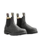 Botas tipo Chelsea Blundstone modelo 587, confeccionadas en cuero nobuck color negro rústico. Presentan puntera cuadrada, elásticos laterales negros y tiradores en la parte superior para facilitar el calce. Cuentan con suela de TPU de alta durabilidad y sistema de amortiguación en el talón.