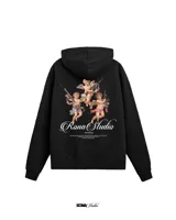 Hoodie negro con capucha y cordones ajustables. Estampado en la espalda con ángeles armados y el logo de la marca Rona Studio.