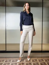 Pantalón de vestir color beige, marca Zac & Rachel, con bolsillos delanteros y traseros. Confeccionado en poliéster y elastano.