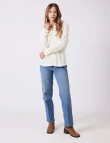 Sobrecamisa de tela texturada tipo waffle, color gris, con cuello camisero, cierre frontal con botones y bolsillos frontales con solapa.