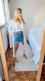Minifalda de jean azul con botones frontales y ruedo desflecado.