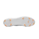 Championes de fútbol Under Armour Mach 1 Select FG, color blanco con detalles en azul petróleo y naranja. Diseño aerodinámico con patrón gráfico lateral y logo de la marca en el lateral.