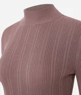 Blusa de punto de manga larga con cuello alto y diseño acanalado, confeccionada en una mezcla de viscosa y poliamida.