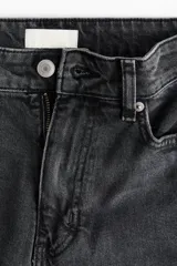 Jean tobillero de cinco bolsillos en denim con leve stretch, de pierna recta, cintura de tiro alto y cierre con botón. Presenta un corte ajustado desde la cadera hasta el muslo, con un diseño ligeramente más ceñido en el bajo.