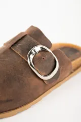 Zueco de cuero marrón con plantilla de corcho y suela de goma.