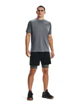 Short de compresión deportivo Under Armour de color gris melange, con cintura elástica ancha con logo impreso. Cuenta con bolsillo lateral derecho y diseño ergonómico de secado rápido.
