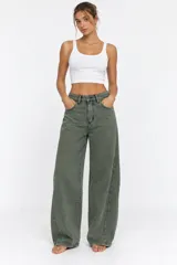 Jeans balloon color verde militar, de tiro alto, corte holgado en las piernas y diseño de cinco bolsillos con estampa de texto en el bolsillo trasero.