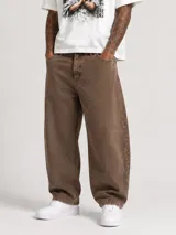 Pantalón jeans de corte barrel y tiro medio, color marrón castaño con efecto pigmentado, de diseño holgado.