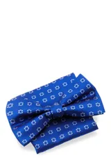 Moña amarilla con estampado floral y pañuelo de bolsillo a juego, presentados en caja negra.