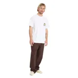 Remera Volcom de manga corta, color blanco, con calce holgado, cuello redondo y bolsillo aplicado en el pecho con estampa gráfica.