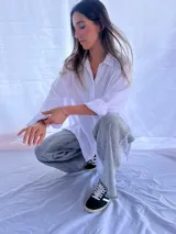 Camisa oversize de corte holgado, color verde militar, con mangas largas y cuello clásico.