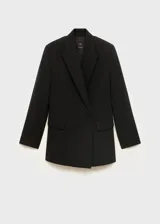 Blazer de corte recto y diseño clásico, con cuello de solapa con muesca, cierre frontal de un botón y mangas largas. Cuenta con un bolsillo de ribete en el pecho y dos bolsillos laterales con solapa. Incluye forro interior.