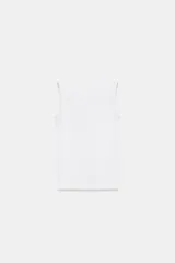 Camiseta blanca ajustada de poliamida con tirantes anchos y escote redondo.