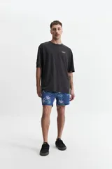 Short de baño azul con estampado de hojas de marihuana en blanco y verde.