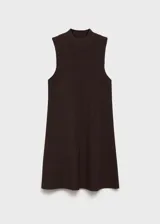 Vestido corto de punto fino en color marrón chocolate, con cuello perkins y diseño sin mangas de corte recto.