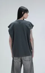 Sudadera color carbón con corte extra oversize, hombros caídos y cuello redondo de rib al tono.