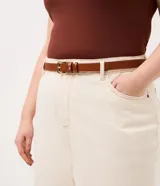 Kit de tres cinturones femeninos de poliuretano con hebilla metálica cuadrada. Presentan texturas y colores variados, ideales para uso diario.