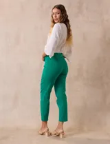 Pantalón recto color verde esmeralda de gabardina elastizada, marca Zac & Rachel. Pretina ancha con faja interna modeladora. Delantera con bolsillos simulados. Trasera con bolsillos ojal.