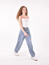 Musculosa blanca con tirantes finos en verde y estampado de palmeras en el pecho.