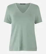 Blusa básica de manga corta con cuello en V, confeccionada en tejido de viscosa con elastano. Presenta un diseño liso y corte ajustado.