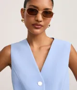 Chaleco slim color marrón, confeccionado en crepé, con escote en V y cierre frontal de botones metálicos.