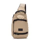 Bolso tipo bandolera de diseño ergonómico en color beige, con correas ajustables negras, cierres impermeables y compartimentos internos.