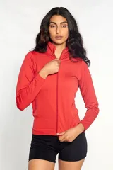 Campera entallada de microfibra color negro, con cuello alto y cierre frontal.