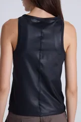 Top negro de cuero sintético con cuello redondo y corte ajustado.