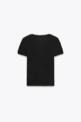 Camiseta de manga corta color beige, con cuello redondo y corte slim fit.