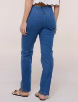 Jean recto de tiro alto de la marca Ruby Rd, confeccionado en denim azul. Presenta diseño de cinco bolsillos, cierre frontal con botón y cremallera, y pretina con pasadores para cinturón.