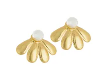 Aros tipo caravanas de acero con baño de oro, con diseño de pétalos y perla central.