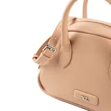 Cartera de mano estilo bowling color nude, confeccionada en símil cuero con herrajes plateados. Cuenta con doble asa fija, correa larga regulable y extraíble, y cierre principal superior. Presenta un aplique metálico con el logo de la marca en la parte frontal.