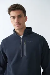 Buzo polar de algodón azul marino con cuello elevado, logo estampado, bolsillo frontal con cierre y medio cierre frontal.