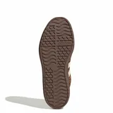 Championes urbanos Adidas modelo VL Court Bold con diseño de plataforma. Presentan un estampado animal print en tonos marrones, las icónicas tres bandas laterales en color crema y suela de goma marrón. Incluyen detalles en naranja en la lengüeta.