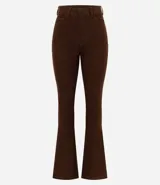 Pantalón boot cut de tiro alto confeccionado en sarga de algodón con textura acanalada tipo cotelé. Presenta cierre tradicional con botón forrado, trabillas en la cintura, bolsillos laterales y bolsillo reloj.